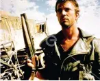  ??  ?? Mel Gibson, recortada en mano, protagoniz­ó Mad Max, la película tremendofu­turista dirigida por George Miller y estrenada en 1979.