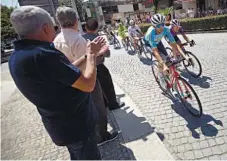  ?? ?? Muitos populares em Valença aplaudiram os ciclistas