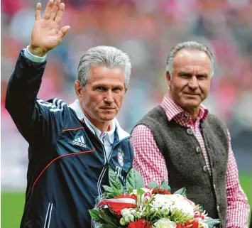  ?? Foto: Tobias Hase, dpa ?? Ist er schon weg? Nein, das Foto mit FC Bayern Vorstand Karl Heinz Rummenigge (re.) stammt vom letzten Jupp Heynckes Ab  schied 2013. Am Samstag gegen den VfB Stuttgart und im Pokalfinal­e gegen Frankfurt ist der 73 Jährige noch einmal als Trainer des...