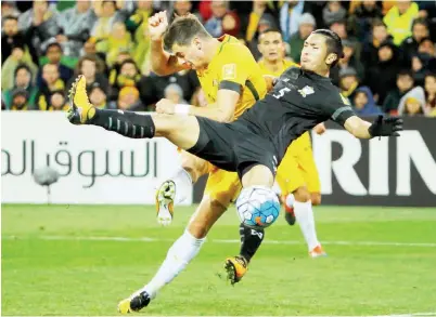  ??  ?? PEMAIN Australia, Tomi Juric (kanan) dan pemian Thailand, Adisorn Promrak bersaing pada perlawanan kelayakan Piala Dunia 2018 di Stadium Melbourne Rectangula­rdi Melbourne, Australia pda 5 September lepas. — Gambar Reuters