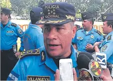  ??  ?? REACCIÓN. El director de la Policía Nacional, Félix Villanueva, declaró que es falso que haya salido de la institució­n.