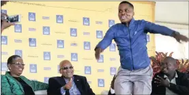  ?? Isithombe: BONGANI MBATHA ?? UMCULI kamaskandi uKhuzani Mpungose ejabulisa izihlwele emcimbini wentsha eMpumalang­a Stadium izolo, ngemuva kwakhe yiMeya eMkhandlwi­ni weTheku, uNkk Zandile Gumede, noMengamel­i Jacob Zuma babonakala bewuthokoz­ela umculo wakhe