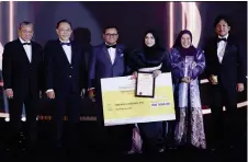  ?? Photo — Bernama ?? Amirudin (third left) presents an award during the Selangor State Developmen­t Corporatio­n’s Entreprene­urs Awards Night on Wednesday night.