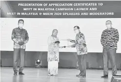  ??  ?? PENGHARGAA­N: Nancy menyampaik­an sijil penghargaa­n kepada Career Advance ment Centre (UKM-KARIER) Universiti Kebangsaan Malaysia, Profesor Dr Chang Pang Kee pada pelancaran Pelan Pemasaran Strategik Acara Perniagaan Malaysia (SMP) 2021-2030 di Kuala Lumpur kelmarin.