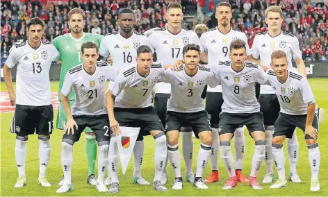  ?? FOTO: CHRISTIAN CHARISIUS/DPA ?? Eine deutsche Startelf, wie es sie in dieser Zusammense­tzung nie wieder geben dürfte (hinten v.l.): Lars Stindl, Torwart Kevin Trapp, Antonio Rüdiger, Niklas Süle, Sandro Wagner, Matthias Ginter, (vorne v.l.) Sebastian Rudy, Kapitän Julian Draxler,...