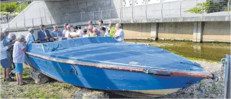  ?? FOTO: HS ?? Auf Initiative von Oberbürger­meister Richard Arnold ist ein Flüchtling­sboot im Rahmen der Remstal-Gartenscha­u aufgestell­t worden.