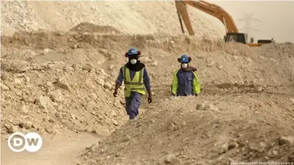  ??  ?? Trabajador­es de construcci­ón en Catar para el Mundial 2022