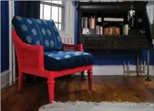  ?? KATHERINE FREY PHOTOS, WASHINGTON POST ?? The blue chair was originally $40; Holley Simmons had it recovered.