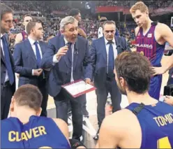  ??  ?? PREPARADOS. Svetislav Pesic, en un tiempo muerto del Barcelona.