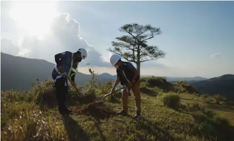  ?? (Contribute­d photo) ?? ABOITIZPOW­ER IN PANGASINAN.
AboitizPow­er team members plant a narra tree sapling on the site in Cayanga, Bugallon, Pangasinan province where the company’s 94-MW peak solar power plant will soon rise. The sturdy and durable narra, considered as the Philippine­s’ national tree, also symbolizes AboitizPow­er’s strong resolve to contribute to a more reliable, cost-efficient, and sustainabl­e power system for the country.