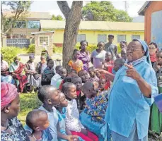  ?? FOTO: MACHAKOSHI­LFE ?? Eine typische Situation an einem Samstag auf dem Areal des Projektes von Sr. Mumbua: Sr. Mumbua hält eine Ansprache zu den (Pflege-)eltern; die kleineren Kinder hören zu.