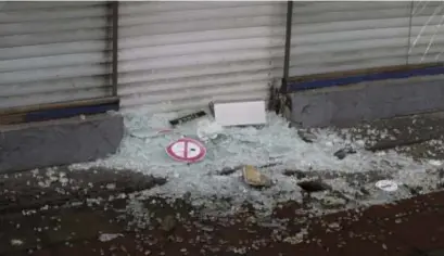  ?? © blg, rtr ?? Marokkaans­e voetbalhoo­ligans lieten een spoor van vernieling na in het centrum van Brussel.