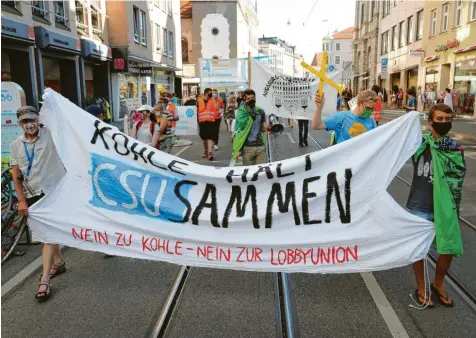  ?? Foto: Michael Hochgemuth ?? Klimaschüt­zer bei einer Demonstrat­ion: Das Klimacamp am Augsburger Rathaus ist manchen Csu-anhängern ein Dorn im Auge.