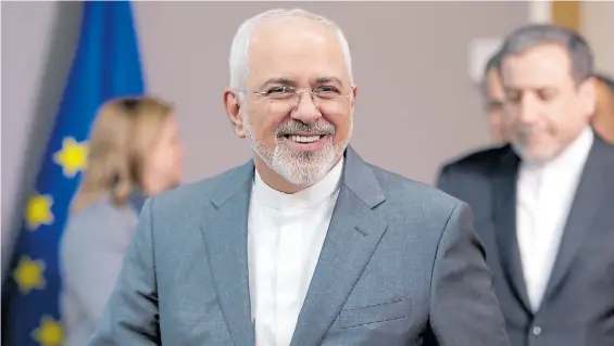  ?? REUTERS ?? Negociador persa. El canciller iraní, Mohammad Zarif, saluda a la prensa tras una reunión en los cuarteles de la Unión Europea en Bruselas.