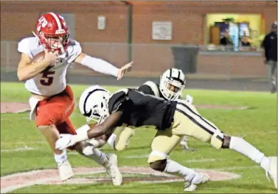  ?? Jeremy Stewart ?? Rockmart’s Keyshaun McCullough goes low to tackle Lakeview-Ft. Oglethorpe quarterbac­k Will Carroll during the first quarter of Friday’s game at Rockmart High School.