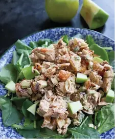  ?? Tns ?? SPICE THINGS UP: This curried rotisserie chicken salad gets its crunch from toasted almonds and diced Granny Smith apples.