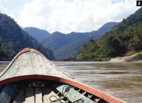  ??  ?? 1 Des sourires à chaque rencontre, c’est aussi ça la Thaïlande. 2 Entorse peu commune à notre périple : une traversée en pirogue pour pouvoir franchir un fleuve dont le pont s’était écroulé. 3 L’autre avantage d’un raid en Thaïlande, c’est que pour les Européens, tout est très abordable pour se nourrir et dormir. 4 Pas sûr qu’avec un maxi-trail, ce pont de fortune aurait résisté à notre passage. 5 À peine le voyage terminé, il nous tarde déjà d’y retourner pour emprunter les sentiers qui se sont refusés à nous cette fois. 2