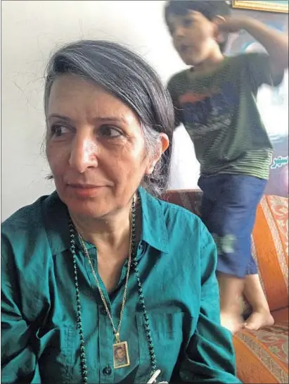  ?? CATALINA GÓMEZ ÁNGEL. ?? Parvin Fahimi, la madre de Sobrab Arabi, uno de los mártires del 2009, en su apartament­o de Teherán