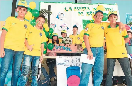  ??  ?? Equipos mundialist­as. Los alumnos del Liceo Konrad Adenauer expusieron las diferentes técnicas enseñadas por el profesor Portillo.