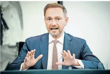  ?? FOTO: KAY NIETFELD/DPA ?? Finanzmini­ster Christian Lindner (FDP) plädiert dafür, dass alle drei laufenden Kernkraftw­erke für die Zeit der Energiekri­se am Netz bleiben. Dadurch sollen die Marktpreis­e für Gas und Strom sinken.