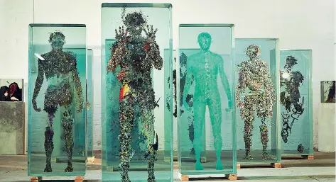  ??  ?? Psychogeog­raphy no. 43, una installazi­one realizzata nel 2014 dall’artista visuale americano Dustin Yellin (Los Angeles, 1975). Courtesy dell’autore