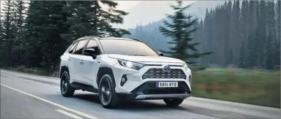  ??  ?? La quinta generación del Toyota RAV4 adopta un diseño con más personalid­ad y solo se vende con mecánica híbrida.