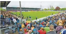  ?? FOTO: BOCKWOLDT/DPA ?? Das Holstein-Stadion entspricht nicht den Anforderun­gen für die Fußball-Bundesliga. Was passiert nun, wenn Kiel tatsächlic­h aufsteigt?