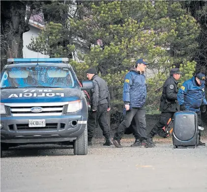  ?? GERMAN GARCIA ADRASTI ?? Rastrillaj­es. La Policía Federal ayer en Estancia Leleque luego de un operativo.