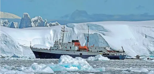  ??  ?? Tra i ghiacci La nave Ushuaia in Antartide. Quest’anno a bordo, per la spedizione scientific­a organizzat­a da Homeward Bound, c’è anche l’italiana Elena Joli