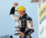  ?? Www.mphotograp­hic.co.uk ?? ●●Tom Ingram celebrates his Independen­ts Drivers triumph