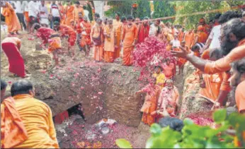  ?? PTI ?? A ritual being performed at the Baghambari Gaddi math in Prayagraj after the death of the chief priest, Mahant Narendra Giri, on September 20.