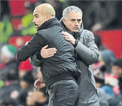  ?? FOTO: GETTY ?? Guardiola y Mourinho se saludan en Old Trafford, en el partido de la primera vuelta