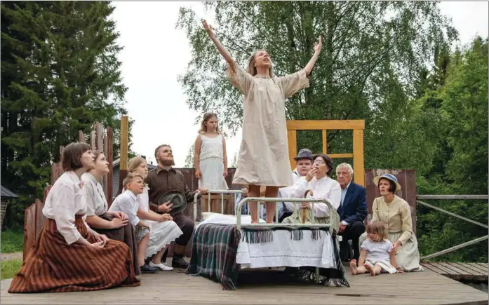  ?? OVE LILLAS/ORAVAIS SOMMARTEAT­ER ?? EN AV DE TEATRAR SOM ÄR I GÅNG. På Oravais sommarteat­er spelas i år Under liten himmel. Premiären är den 15 juli.