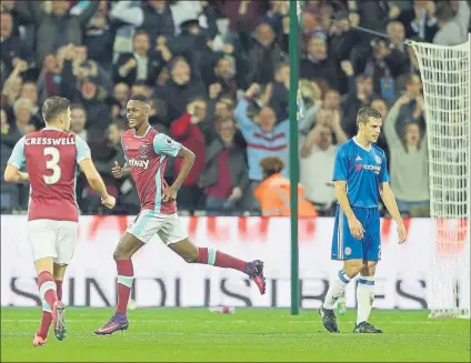  ?? FOTO: AP ?? Edmilson Fernandes celebra el segundo gol del West Ham El Chelsea de Azpilicuet­a no pudo frenar a los ‘hammers’