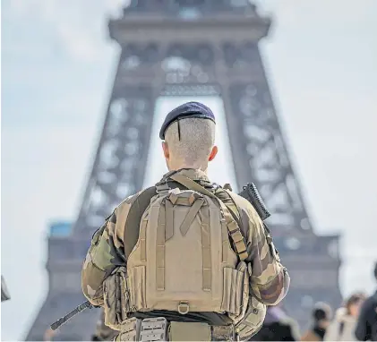  ?? REUTERS ?? Seguridad. Miembros de las fuerzas de seguridad de Francia en la Torre Eiffel, en París.