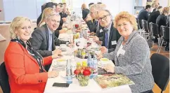  ?? FOTOS: ANDREAS BRETZ, MELANIE ZANIN ?? Das Lunch zur Magazin-Präsentati­on mit Heike Reiß, Stephan Rahn, Dirk Krüssenber­g und Sylvia Pantel (v.l.)