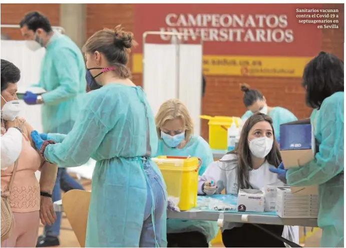  ?? EP / MARÍA JOSÉ LÓPEZ ?? Sanitarios vacunan contra el Covid-19 a septuagena­rios en
en Sevilla