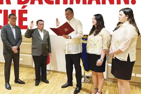  ?? ?? RICHARD “DICKIE” BACHMANN is sworn into office by Executive Secretary Lucas Bersamin in Malacañang on Wednesday. Looking on are (from left) Senior Deputy Executive Secretary Hubert Guevara and Bachmann’s daughters Ciara and Sophia.