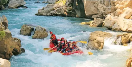  ??  ?? En la Huasteca Potosina sortea los rápidos del río Tampaón, de aguas de color turquesa, de nivel III.