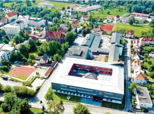  ?? Fotos (2): Landratsam­t Dillingen ?? Luftaufnah­me des Johann-Michael-Sailer-Gymnasiums in Dillingen