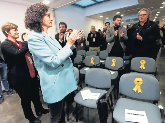  ?? EFE ?? La dirección de ERC aplaude a los ex ‘consellers’ presos o huidos, ayer, al inicio de su Consell Nacional.