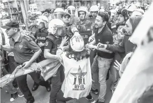  ?? — Gambar AFP ?? TEGAS: Pegawai polis Turki bertelingk­ah dengan penunjuk perasaan di Istanbul, kelmarin.