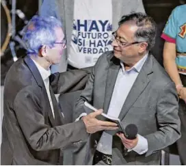  ?? FOTO COLPRENSA ?? El padre De Roux entregó el informe y las recomendac­iones al presidente electo, Gustavo Petro.