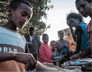  ?? Foto: AFP ?? Kinder, die aus der westlichen Tigray-Region vertrieben wurden, warten in der Hauptstadt Mekele auf eine Mahlzeit. Laut UN-Angaben sind in Tigray 4,5 Millionen Menschen vom Hungertod bedroht.
