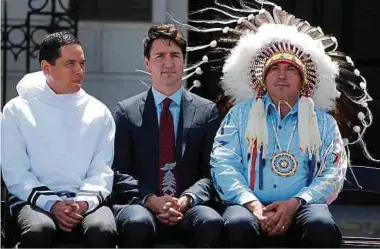  ?? Foto: Gerd Braune ?? Natan Obed, Präsident einer Inuit-organisati­on, Premiermin­ister Justin Trudeau und der National Chief der First Nations, Perry Bellegarde (von links), am Tag der Ureinwohne­rvölker 2017.