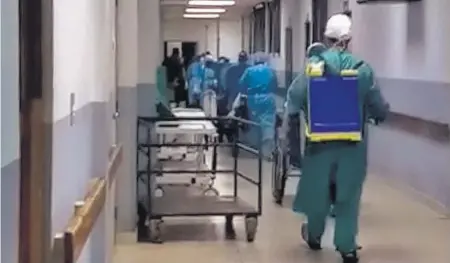  ??  ?? Atención. El Hospital Nacional Rosales es un centro de tercer nivel que atiende a pacientes con enfermedad­es crónicas, de alto riesgo ante el covid.