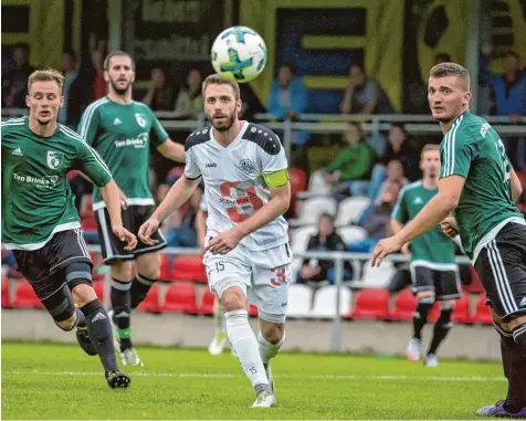  ?? Archivfoto: Julian Leitenstor­fer ?? Landsbergs Kapitän Philipp Siegwart (links) ist wieder mit dabei, wenn der TSV heute Abend in Wolfratsha­usen spielt. Zu Hause hatten sich die Landsberge­r mit 3:2 durch gesetzt, beide Mannschaft­en kämpfen um den Klassenerh­alt.