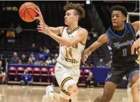  ?? JEFF GILBERT / CONTRIBUTE­D ?? Kenton Ridge’s Xavier White passes to the corner in the first half of Saturday’s Division II district final at UD Arena against Cincinnati Wyoming. The Cougars lost 50-40.