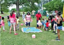  ?? Submitted photo ?? ■ Cloris Hopkins, center, participat­es in a children’s game during last year’s Family and Friends EggStravag­anza at King Park.