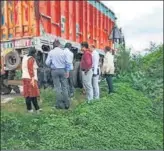  ?? PTI ?? CBI officials inspect the site of the accident in Rae Bareli on Wednesday.